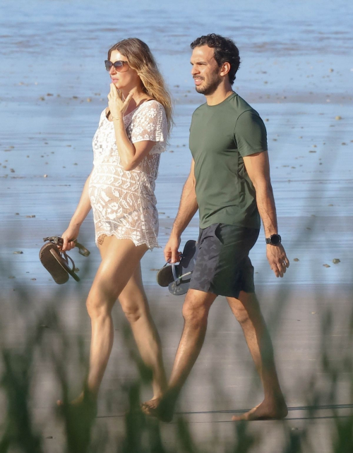 Pregnant Gisele Bündchen and Joaquim Valente at a Beach, December 2024 7