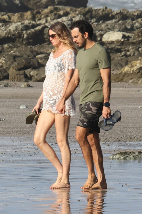 Pregnant Gisele Bündchen and Joaquim Valente at a Beach, December 2024 8