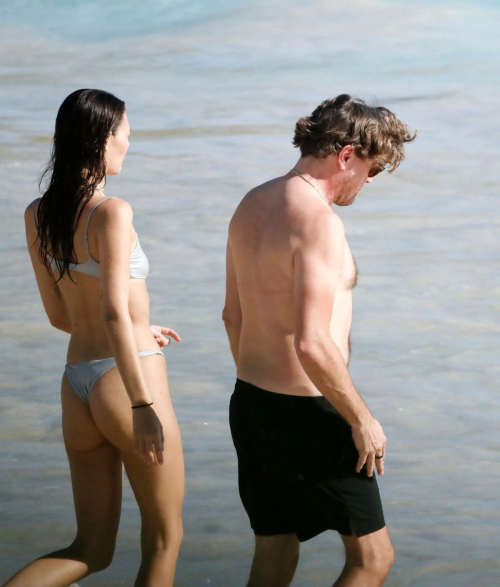 Vittoria Ceretti with Leonardo DiCaprio at the Beach, December 2024 3