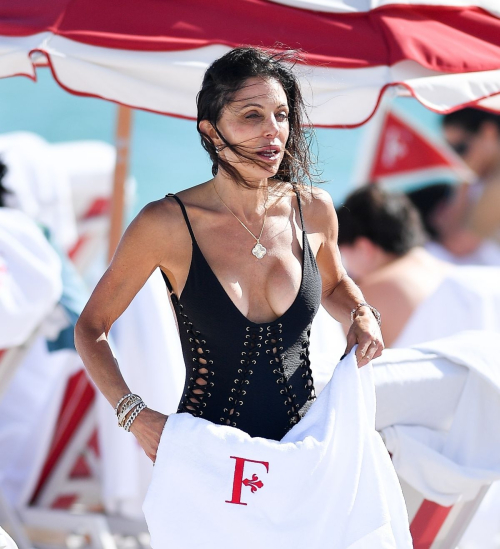 Bethenny Frankel in Swimsuit at Beach in Miami, January 2025 5