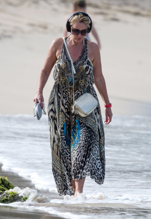 Claire Sweeney Looks Fabulous at Beach in Barbados, January 2025 2