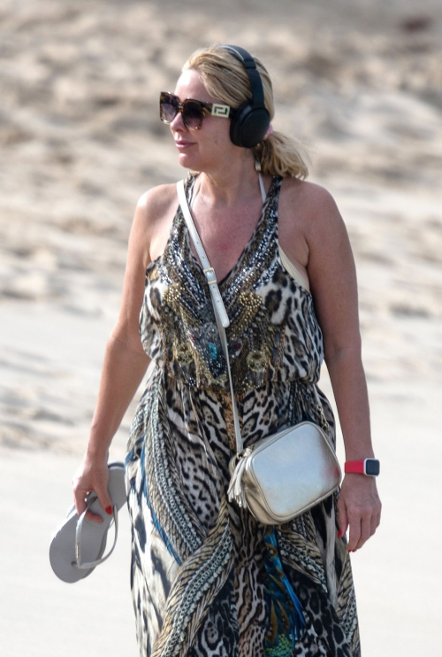 Claire Sweeney Looks Fabulous at Beach in Barbados, January 2025 4