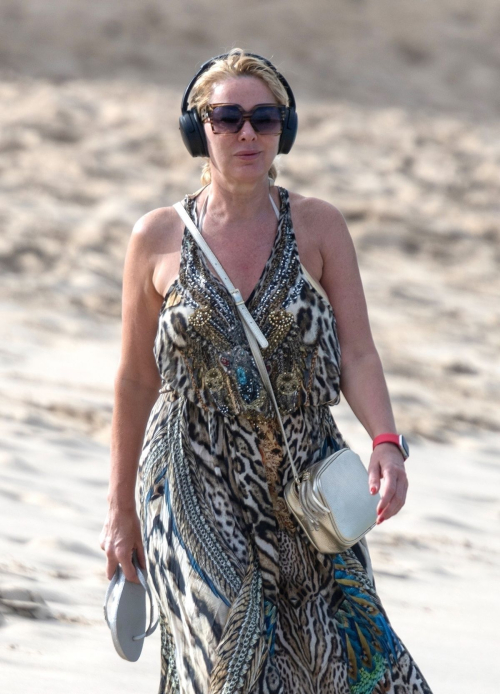 Claire Sweeney Looks Fabulous at Beach in Barbados, January 2025 5