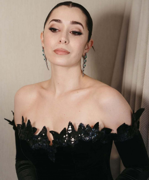 Cristin Milioti at 82nd Golden Globe Awards Photoshoot, January 2025 1