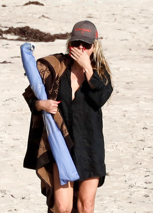 Heidi Klum and Tom Kaulitz Strolling on Beach, January 2025 9