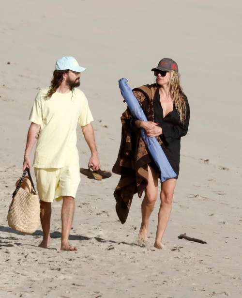 Heidi Klum and Tom Kaulitz Strolling on Beach, January 2025 1