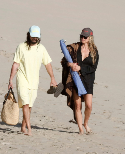 Heidi Klum and Tom Kaulitz Strolling on Beach, January 2025 3