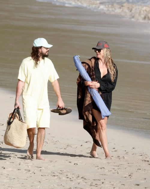 Heidi Klum and Tom Kaulitz Strolling on Beach, January 2025 4