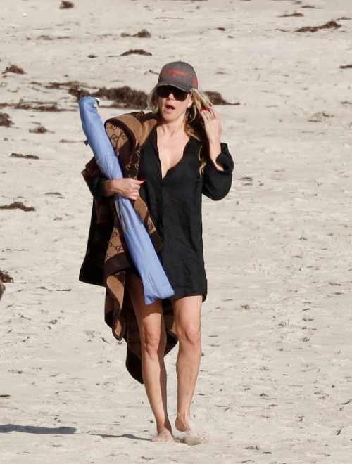 Heidi Klum and Tom Kaulitz Strolling on Beach, January 2025 5