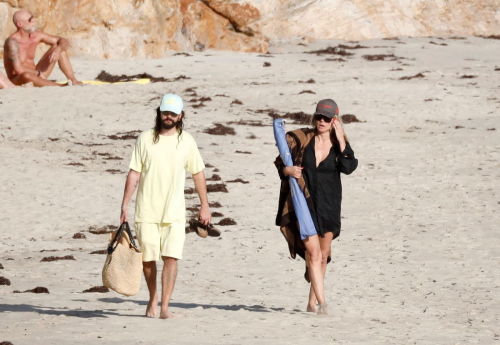 Heidi Klum and Tom Kaulitz Strolling on Beach, January 2025 6