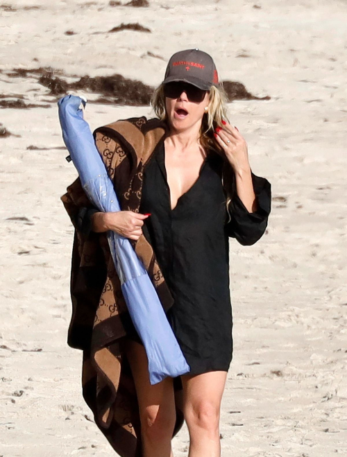 Heidi Klum and Tom Kaulitz Strolling on Beach, January 2025 8