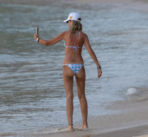 Lady Victoria Hervey Stuns at Beach in Barbados, January 2025 9