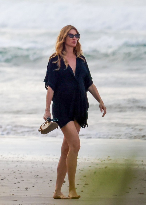 Pregnant Gisele Bundchen Enjoys a Day at the Beach, December 2024 2