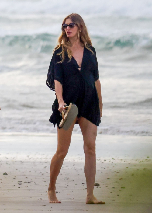 Pregnant Gisele Bundchen Enjoys a Day at the Beach, December 2024 5