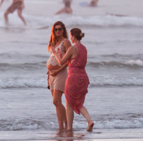 Pregnant Gisele Bundchen in Costa Rica, December 2024 1