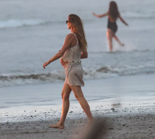 Pregnant Gisele Bundchen in Costa Rica, December 2024 2