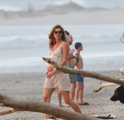 Pregnant Gisele Bundchen in Costa Rica, December 2024 3