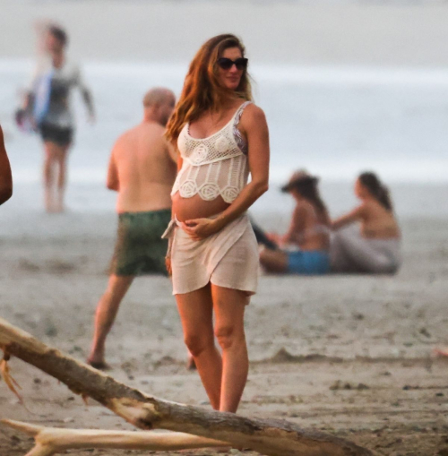 Pregnant Gisele Bundchen in Costa Rica, December 2024 6