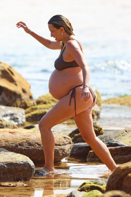 Pregnant Renee Bargh in Bikini at Avalon Beach, January 2025 2