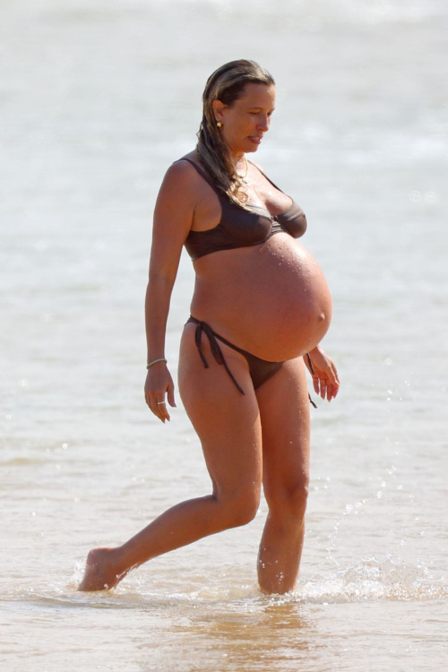 Pregnant Renee Bargh in Bikini at Avalon Beach, January 2025 3