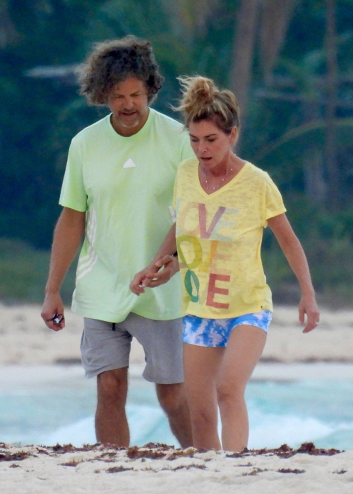 Shania Twain Spotted at Beach with Frederic Thiébaud in Tulum, January 2025 1