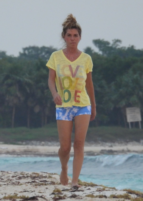 Shania Twain Spotted at Beach with Frederic Thiébaud in Tulum, January 2025 2