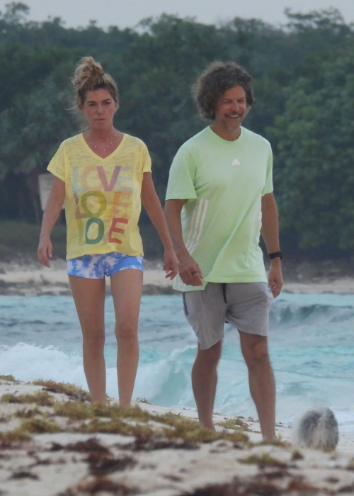 Shania Twain Spotted at Beach with Frederic Thiébaud in Tulum, January 2025 6