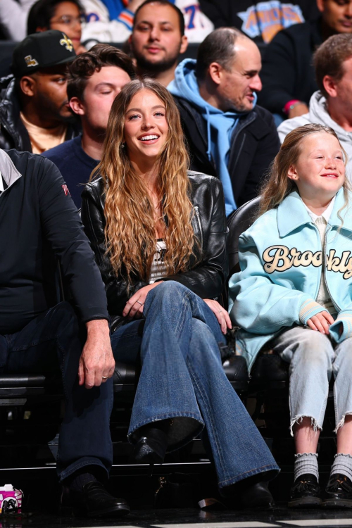 Sydney Sweeney Steals Spotlight at Knicks vs. Nets Game, January 2025 2