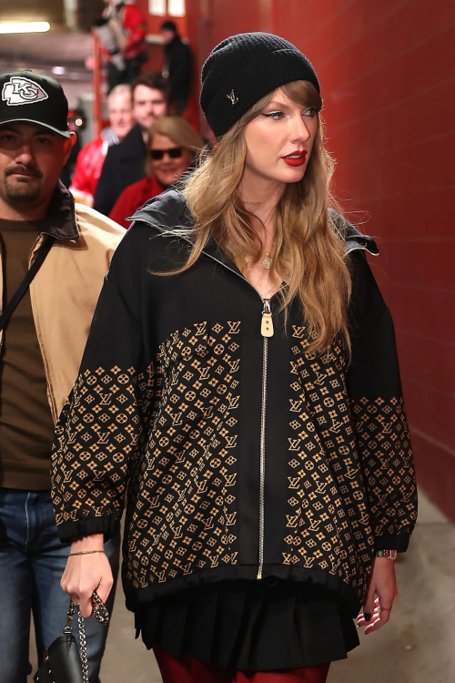 Taylor Swift Dazzles at AFC Championship Game, January 2025 1