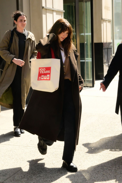 Elizabeth Olsen Leaves WNYC Radio in New York City, March 2025 2