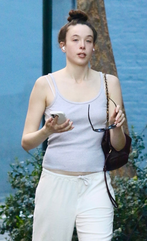 Ella Beatty Goes Makeup-Free in New York City, April 2025 3