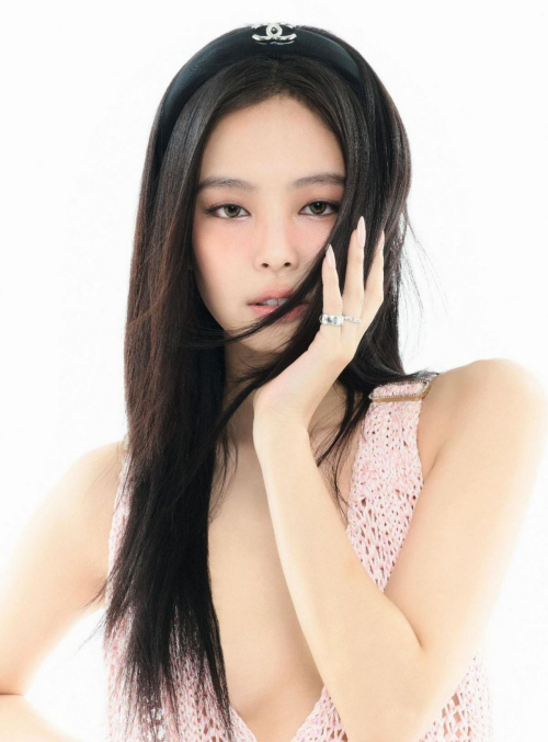 Jennie in Harper’s Bazaar Germany, May 2025 9