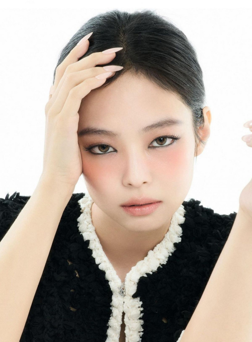 Jennie in Harper’s Bazaar Germany, May 2025 11