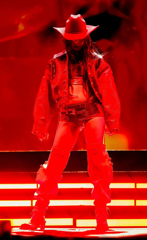 Jennie Performs at 2025 Coachella Valley Festival, Weekend 1, Day 2, April 2025 4