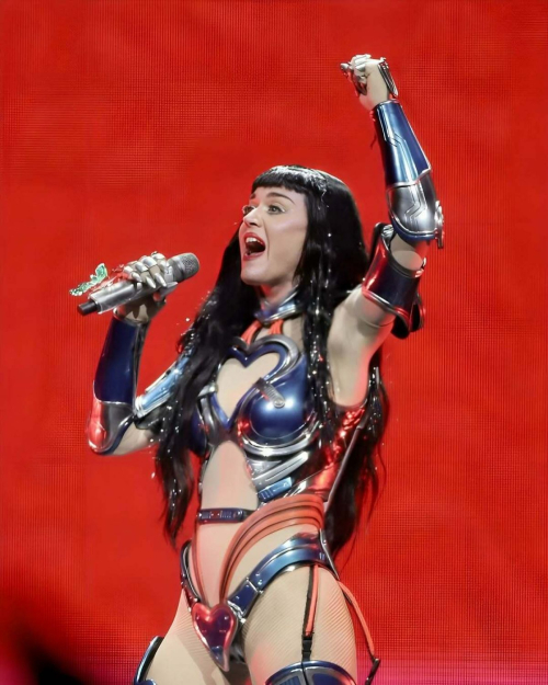 Katy Perry Performs at Lifetimes Tour in Mexico City, April 2025 5