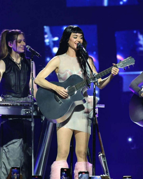 Katy Perry Performs at Lifetimes Tour in Mexico City, April 2025 8