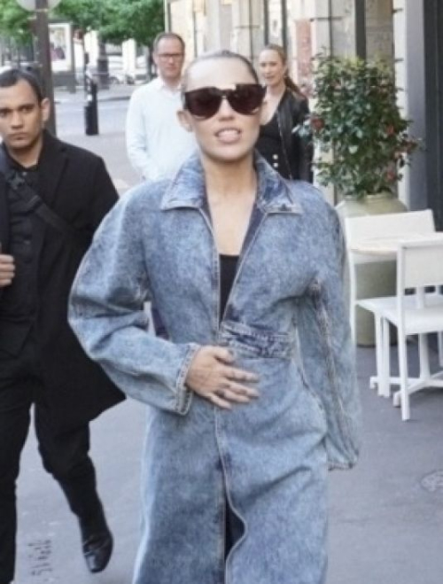 Miley Cyrus Signing Autographs and Posing for Photos in Paris, April 2025 2