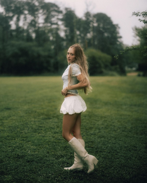 Sophia Diamond at a Photoshoot, April 2025 5