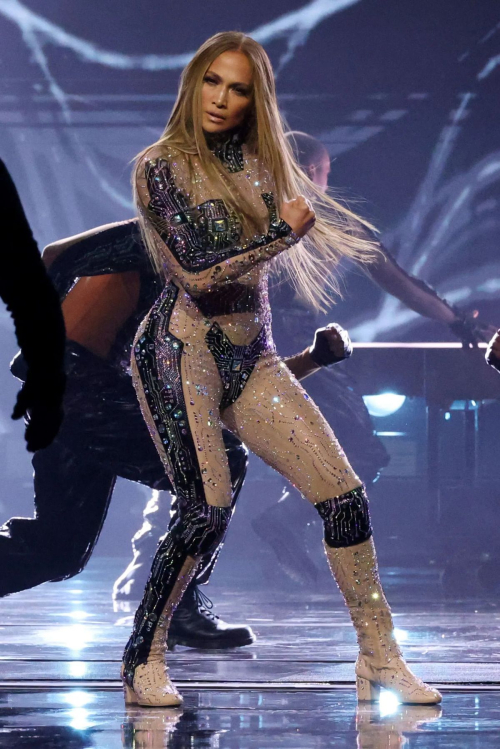 Jennifer Lopez Hosts American Music Awards in Las Vegas, May 2025 1