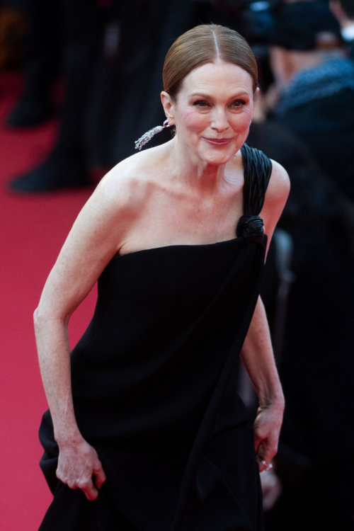 Julianne Moore at Phoenician Scheme Cannes Premiere, May 2025 3
