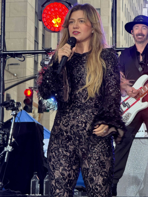 Kelly Clarkson Performs at Today Show in New York, May 2025