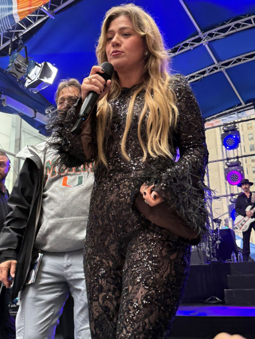 Kelly Clarkson Performs at Today Show in New York, May 2025 2