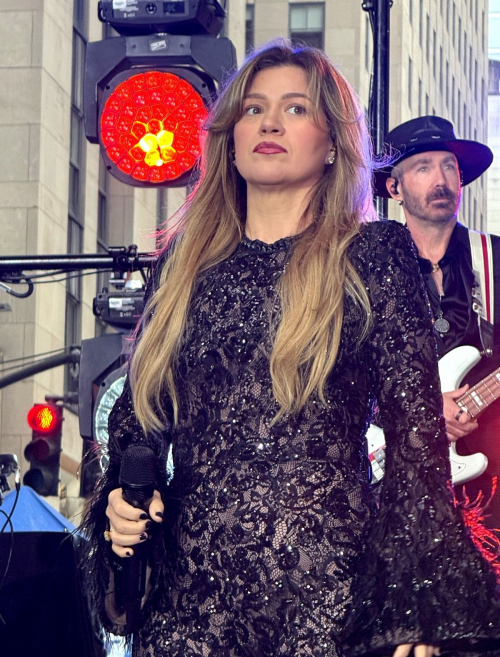 Kelly Clarkson Performs at Today Show in New York, May 2025 3