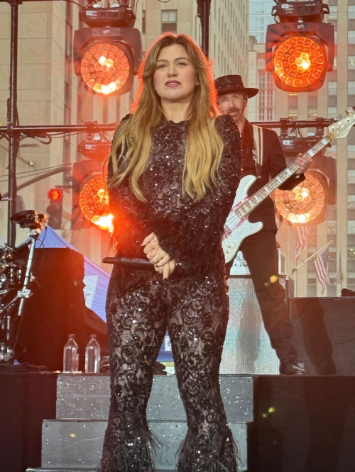 Kelly Clarkson Performs at Today Show in New York, May 2025 4