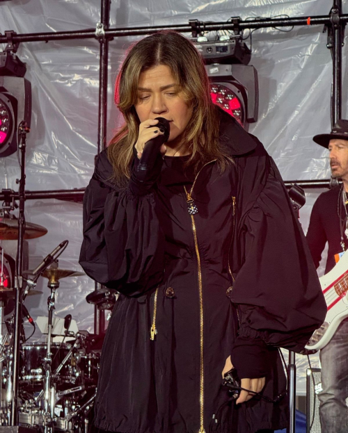 Kelly Clarkson Performs at Today Show in New York, May 2025 5