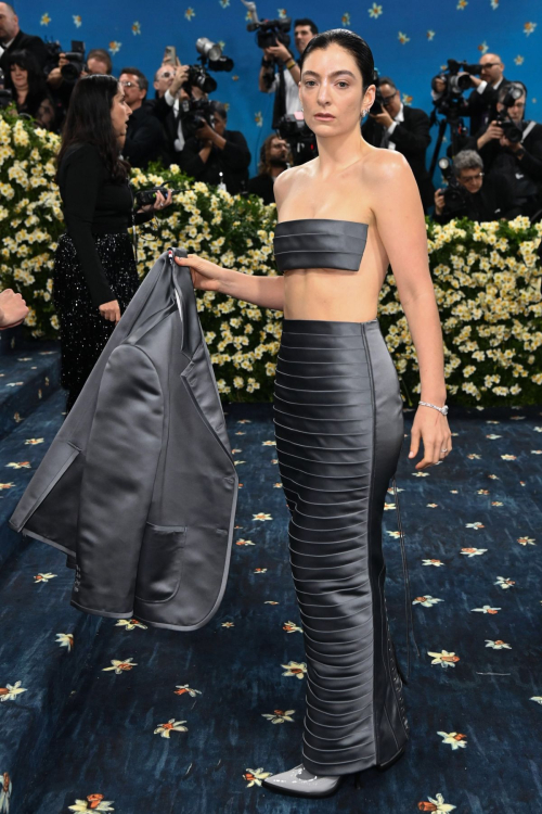 Lorde at 2025 Met Gala in NYC, May 2025 4