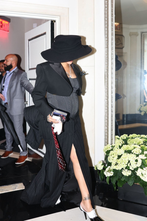 Pregnant Rihanna Back at Hotel After Met Gala, May 2025 3