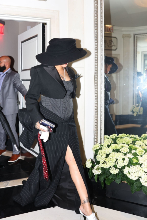 Pregnant Rihanna Back at Hotel After Met Gala, May 2025 6