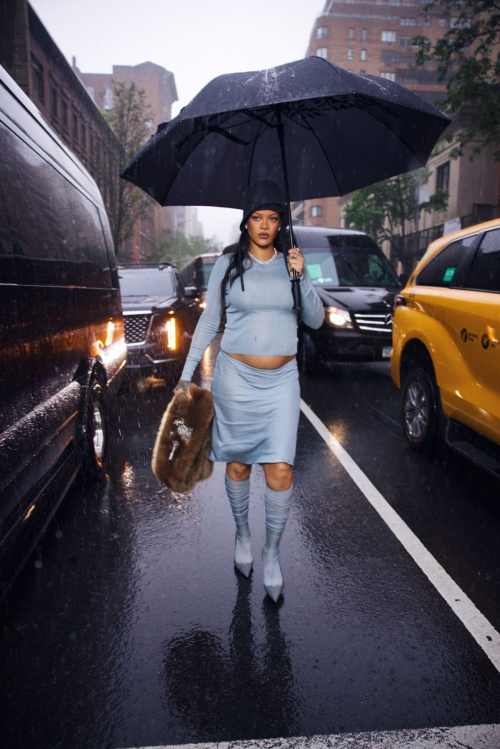 Pregnant Rihanna Out and About in New York City, May 2025 3