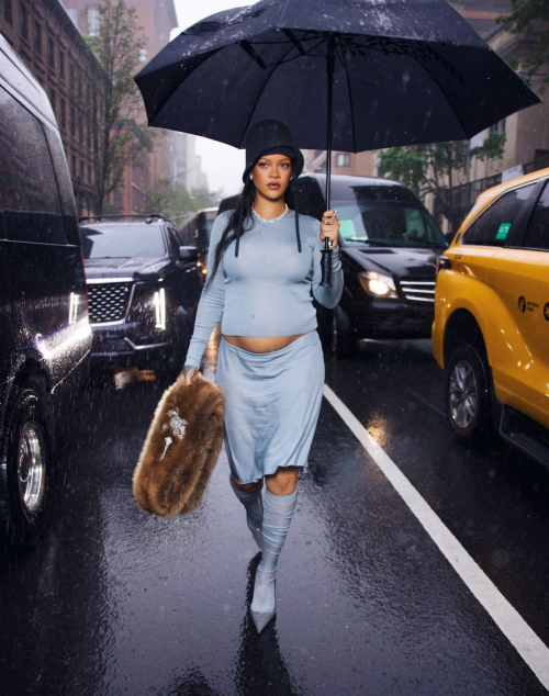 Pregnant Rihanna Out and About in New York City, May 2025 5